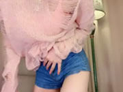 牛仔短裤大长腿贫乳美女脫衣誘惑